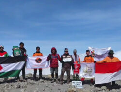 Pendaki AWG Dalam Rangka BSP 2024 Berhasil Kibarkan Bendera Palestina di Puncak Gunung Rinjani