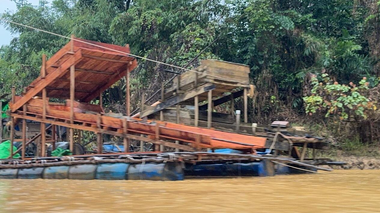 Aktivitas tambang emas ilegal di Kalimantan Barat menggunakan rakit dan peralatan tradisional di aliran sungai.