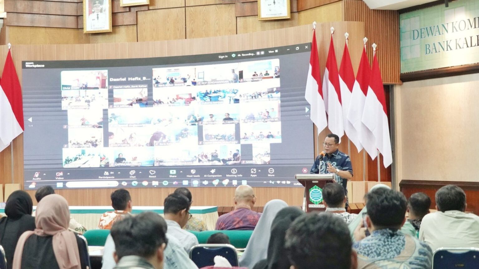 Direktur Utama Bank Kalbar, Rokidi, saat menyampaikan sambutan dalam kegiatan terkait program KUR di Kantor Pusat Bank Kalbar, Pontianak, Rabu (11/3). (BANK KALBAR FOR FAKTAKALBAR.ID)
