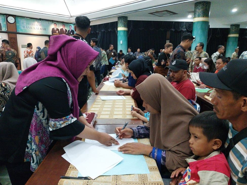 AKAD MASSAL: Pelaku UMKM menandatangani akad Kredit Usaha Rakyat (KUR) dalam acara yang diselenggarakan oleh Bank Kalbar di Aula Gedung Pusat Bank Kalbar, Selasa (11/3). Kegiatan ini bertujuan mendukung pengembangan usaha mikro di Kalimantan Barat. (BANK KALBAR FOR Faktakalbar)