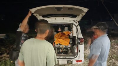 Jenazah korban saat dievakuasi ke RSUD Sambas menggunakan ambulance.