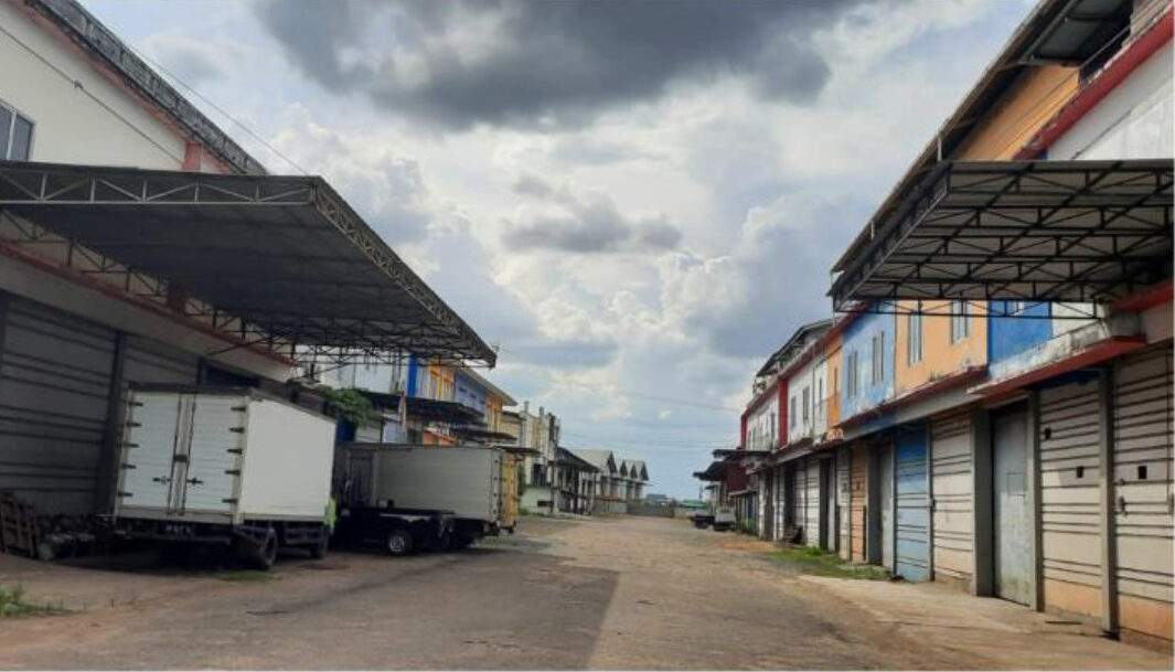 "Area pergudangan Extra Joss di Jalan Parit Haji Muksin 2, lokasi tanah yang dilaporkan mengalami sengketa oleh ahli waris mantan Wakil Wali Kota Pontianak. (Dok. Faktakalbar.id)"