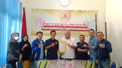 Ketua Umum KONI Kota Pontianak, Nanang Setiabudi, saat memberikan keterangan pers terkait penyaluran dana bantuan pembinaan bagi cabang olahraga untuk meningkatkan prestasi atlet.