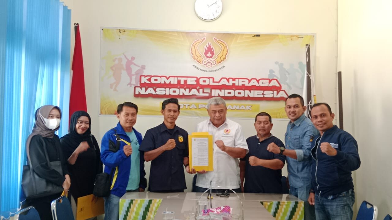 Ketua Umum KONI Kota Pontianak, Nanang Setiabudi, saat memberikan keterangan pers terkait penyaluran dana bantuan pembinaan bagi cabang olahraga untuk meningkatkan prestasi atlet.