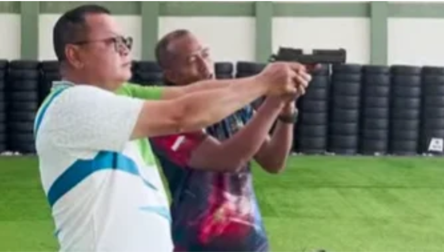 Direktur Utama Bank Kalbar, Rokidi, secara simbolis membuka kegiatan pelatihan satuan keamanan yang digelar di Lapangan Tembak Pistol Indoor Rahmat, Kodam XII/Tanjungpura, Pontianak. (Dok. Bank Kalbar)