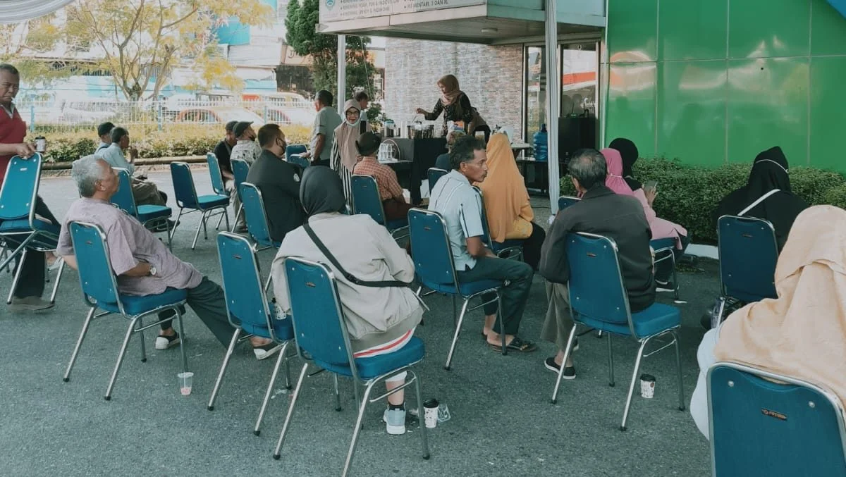 Pensiunan ASN melakukan cek kesehatan gratis di Kantor Cabang Utama Bank Kalbar Pontianak. (Foto: HO/Faktakalbar.id)