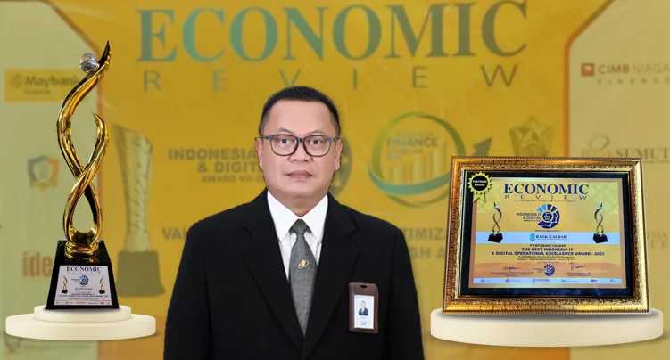 Direktur Utama Bank Kalbar, Rokidi dan trofi penghargaan The Best Indonesia IT & Digital Operational Excellence Award 2025. (Dok. HO/Faktanasional.net)