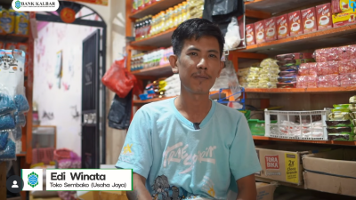 Edi Winata, pemilik Toko Usaha Jaya, di depan toko sembakonya yang berkembang berkat dukungan permodalan dari Bank Kalbar. (Dok. Instagram/@bankkalbar_official)