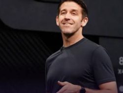 Spekulasi Pengganti Tim Cook Menguat: John Ternus Disebut Kandidat CEO Apple Terkuat