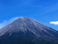 Aktivitas Gunung Semeru Meningkat, Lava Pijar Meluncur 1,5 Kilometer