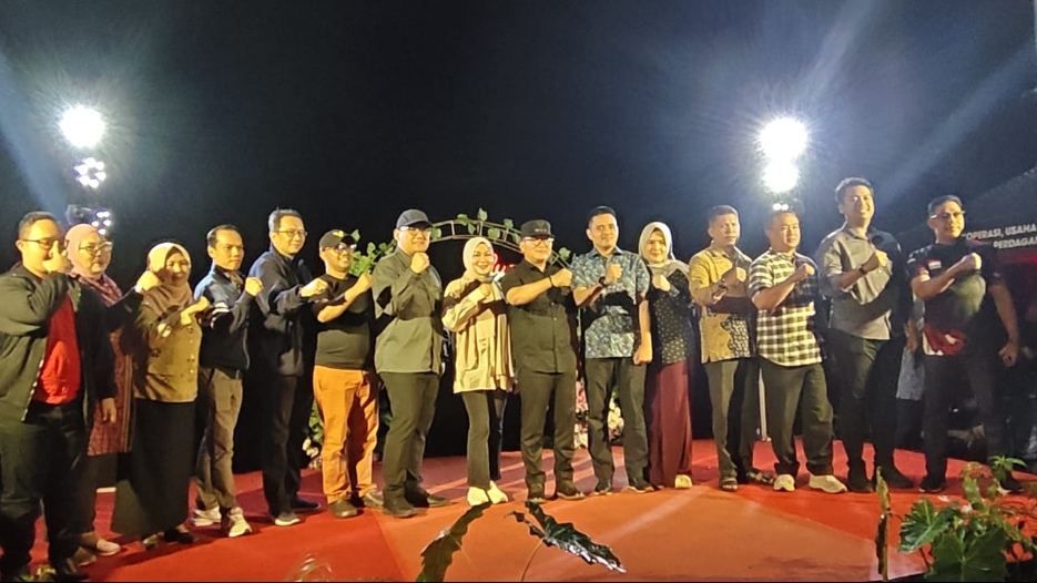 Bupati Sujiwo bersama Direktur Kepatuhan Bank Kalbar R.S.M AL Amin dan Forkopimda saat peresmian Ruang Publik DERMARAJA di Rasau Jaya. (Dok. HO/Faktanasional.net)