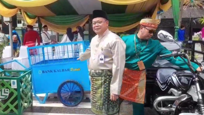 Direktur Utama Bank Kalbar, Rokidi, secara simbolis menyerahkan bantuan CSR berupa kendaraan pengangkut sampah kepada Pemkot Pontianak untuk HUT ke-254. (Dok. HO/Faktanasional/net)