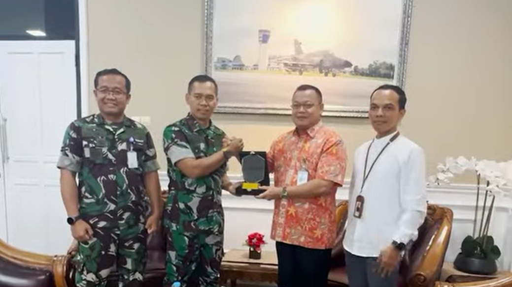 Direktur Utama Bank Kalbar, Rokidi (kanan), berjabat tangan dengan Komandan Lanud Supadio (kiri) dalam kunjungan silaturahmi. (Dok. HO/Faktanasional.net)