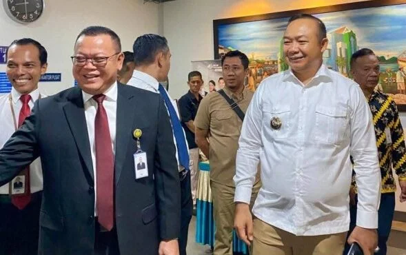 Bupati Ketapang Alexander Wilyo (kanan) berbincang akrab dengan Direktur Utama Bank Kalbar Rokidi (kiri) di sela agenda RUPS-LB Bank Kalbar 2025 di Pontianak. (Dok. Ist)