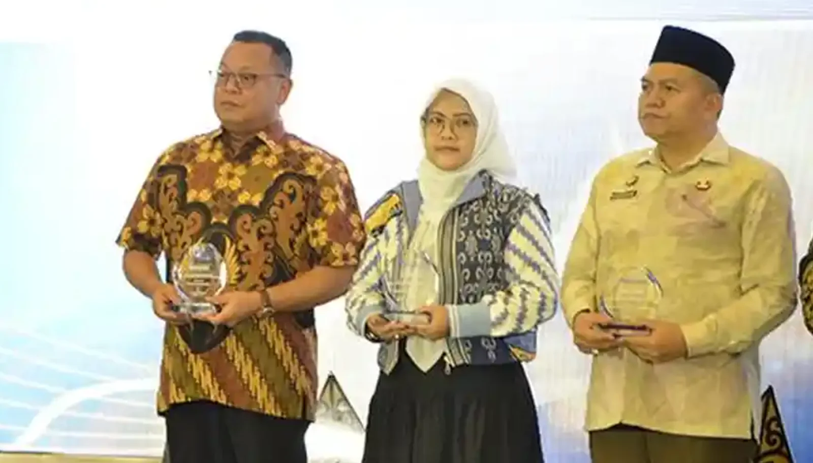 Direktur Bank Kalbar saat menerima dua penghargaan sekaligus dalam ajang PTBI 2025 di Pontianak. Penghargaan untuk kategori Inovasi QRIS Bank Kalbar ini mengukuhkan peran perseroan sebagai garda terdepan dalam mempercepat adopsi pembayaran non-tunai di seluruh wilayah Kalimantan Barat. (Foto: Dok. Bank Kalbar)