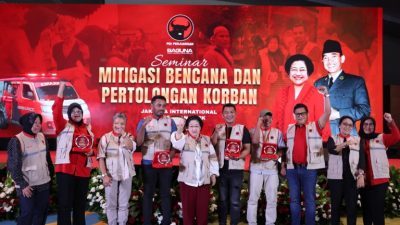 Megawati Disambut Standing Aplaus saat Tiba di Seminar Mitigasi Bencana dan Pertolongan Korban