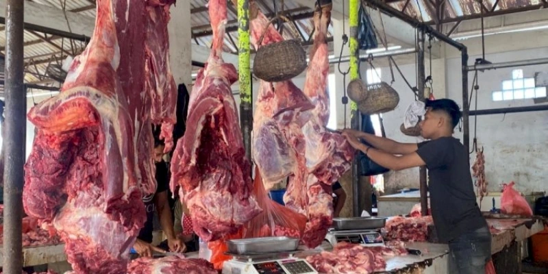 "Lapak penjual daging meugang di Pasar Al-Mahirah, Lamdingin, Banda Aceh, menjelang Ramadan 1447 Hijriah."
