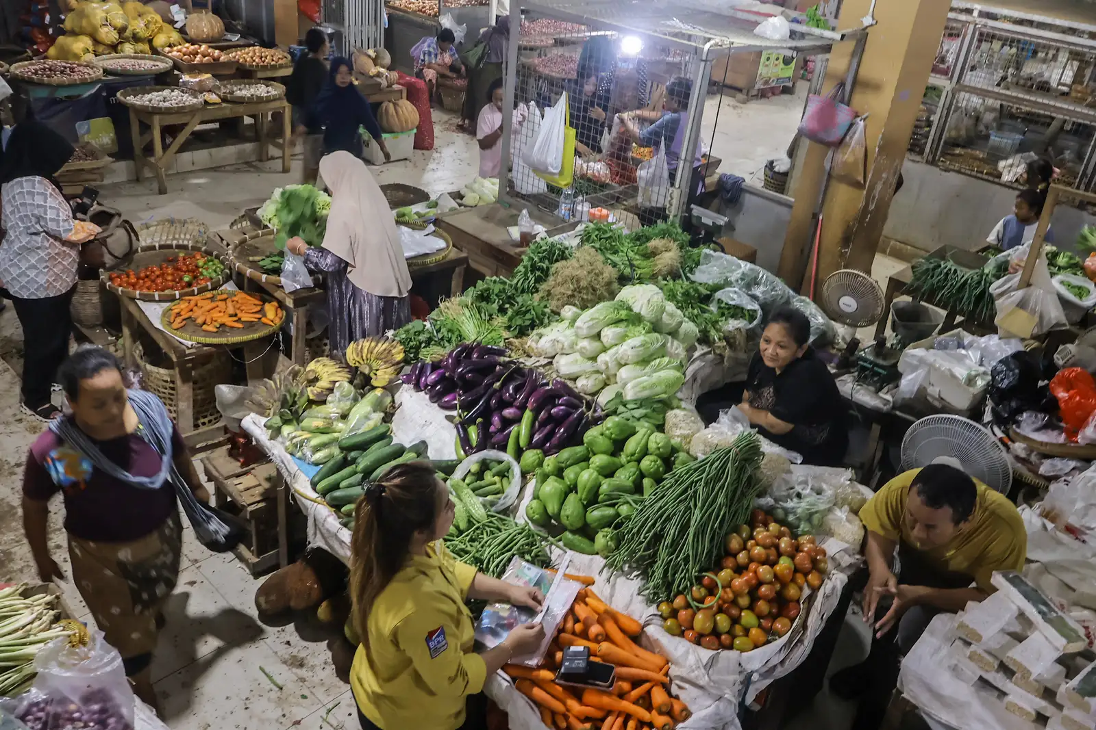"Aktivitas di pasar Legi."
