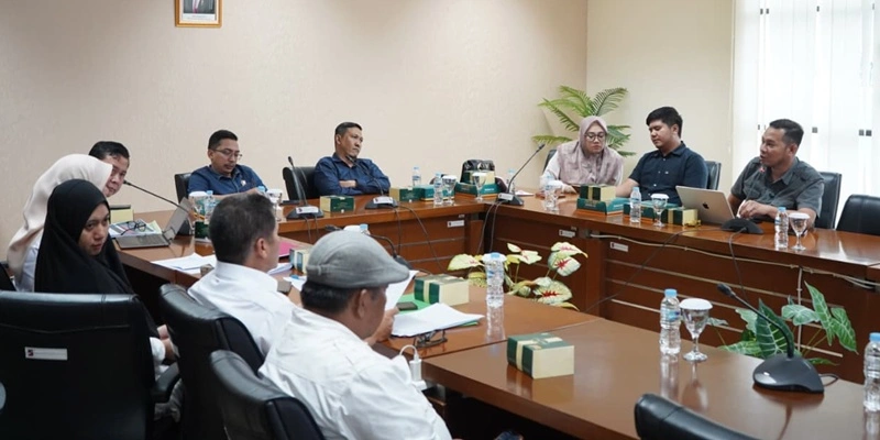 "Komisi IV DPRD Kota Bogor menggelar rapat kerja bersama Dinas Koperasi, Usaha Kecil dan Menengah (UKM), Perdagangan, dan Perindustrian (Dinkukmdagin) Kota Bogor."