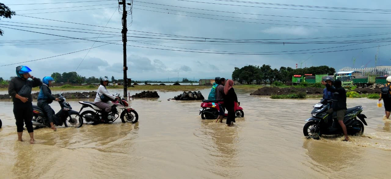 "Banjir merendam empat kecamatan yang ada di Kabupaten Pasuruan, Provinsi Jawa Timur. Banjir akibat meluapnya Sungai Wrati dan Rejoso"