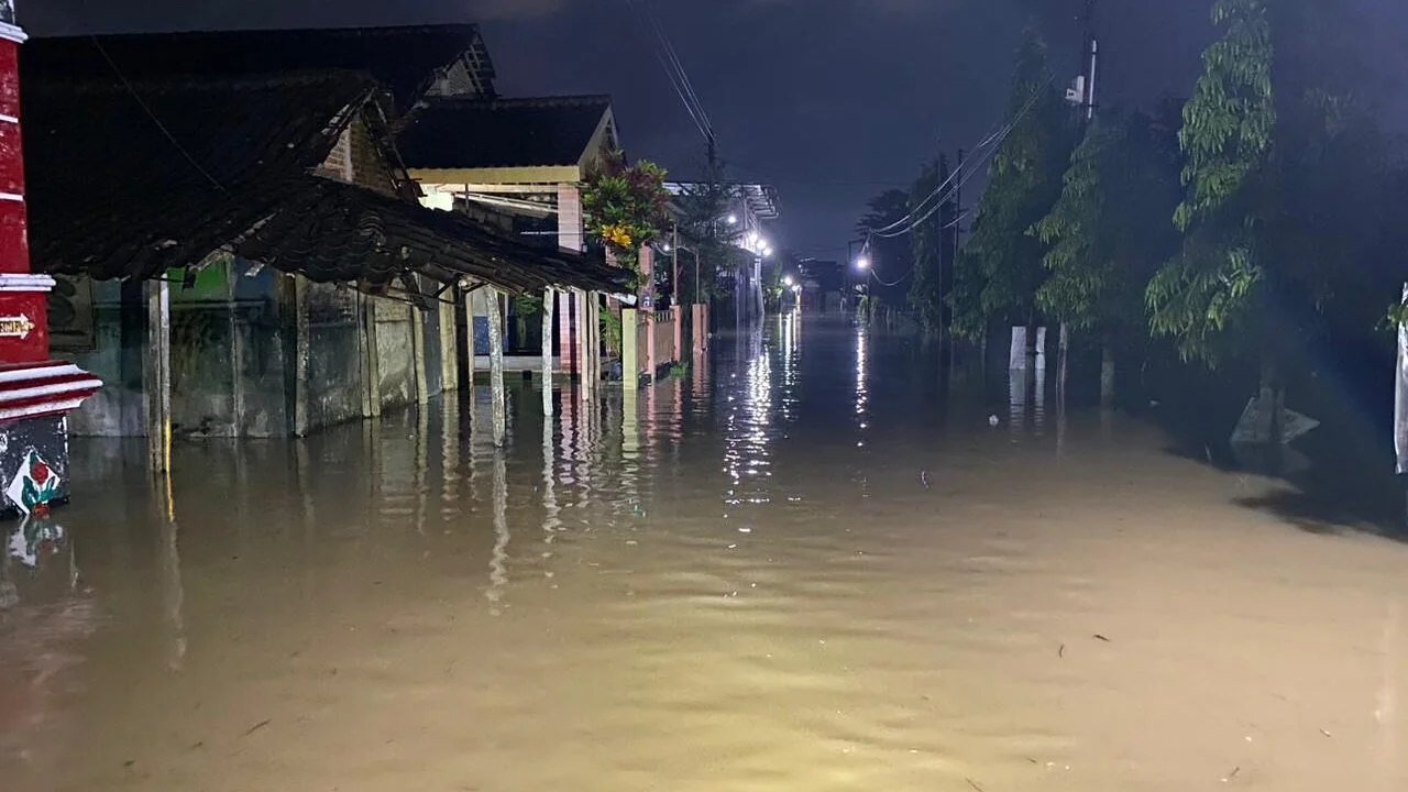 "Banjir yang melanda Kabupaten Sukoharjo, Provinsi Jawa Tengah pada Minggu (22/2) menggenangi permukiman warga di Kecamatan Polokarto, Mojolaban, dan Grogol akibat hujan berintensitas tinggi."