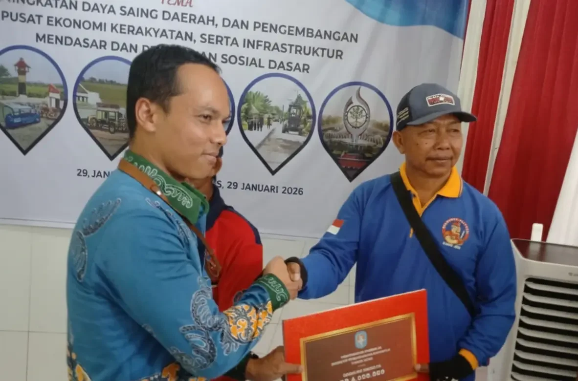Pimpinan Bank Kalbar Cabang Kubu Raya Teguh Doto Setiadi memberikan bantuan secara simbolis ke warga Kecamatan Terentang di aula kantor Camat Terentang dalam kegiatan Musrenbang RKPD di Desa Terentang Hilir, Jumat (29/1/2026). (Dok. HO/Faktakalbar.id)