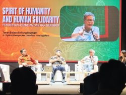 Rocky Gerung dalam Public Lecture 002: Saya Percaya Jogja Takkan Jadi Kandang Gajah!