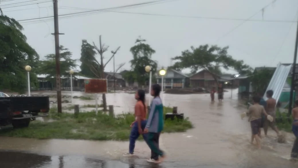 "Beberapa daerah di Indonesia mengalami bencana hidrometeorologi basah dan menyebabkan bencana alam seperti banjir, longsor hingga angin kencang."