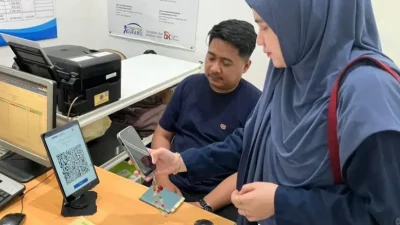 Bank Kalbar catatkan pencapaian gemilang dengan 16.000 lebih merchant QRIS dan transaksi Rp18,7 miliar. Simak inovasi QRIS dinamis untuk pajak dan layanan lintas batas. (Dok. HO/Faktakalbar.id)