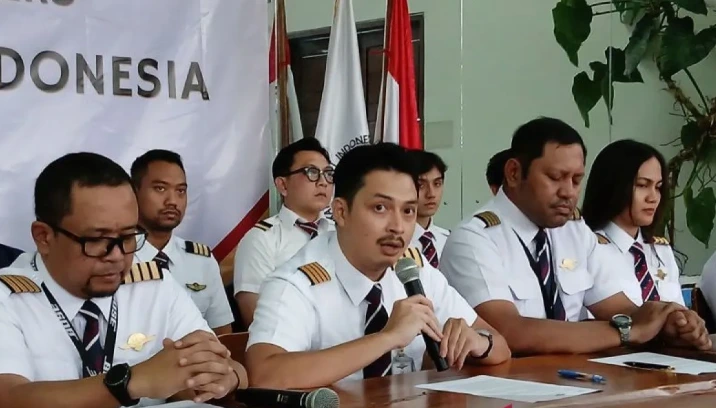 "Ketua Ikatan Pilot Indonesia (IPI) Capt. Muammar Reza memberikan keterangan pers."