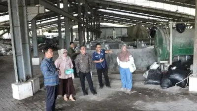 "Menteri Pendidikan Tinggi, Sains, dan Teknologi (Mendiktisaintek), Brian Yuliarto meninjau langsung fasilitas pengolahan sampah di Pusat Inovasi Agro Teknologi (PIAT) Universitas Gadjah Mada."