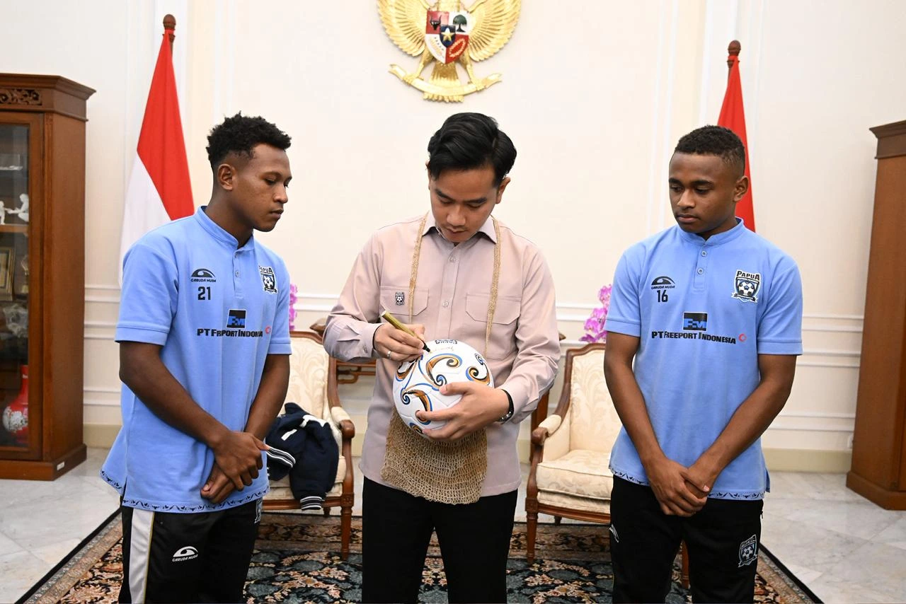 "Wakil Presiden bersama pemain PFA dalam audiensi di Istana Merdeka (11/2/2026)."