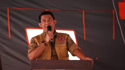 "Kepala BNPB Letjen TNI Dr. Suharyanto S.Sos., M.M., (rompi cokelat) menyerahkan huntara Kampung Serempah, Kecamatan Ketol, Kabupaten Aceh Tengah, Provinsi Aceh, Sabtu (14/2)."