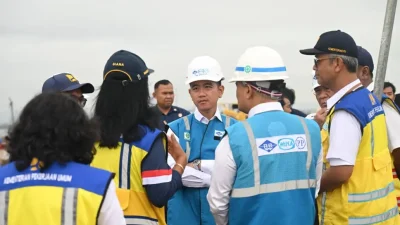 "Wapres bertemu dengan pemerintah daerah."