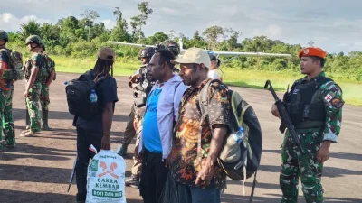 :Bandara Koroway Batu di Boven Digoel dibuka kembali secara bertahap dengan pengawalan ketat TNI-Polri pasca insiden penembakan pilot pesawat perintis."