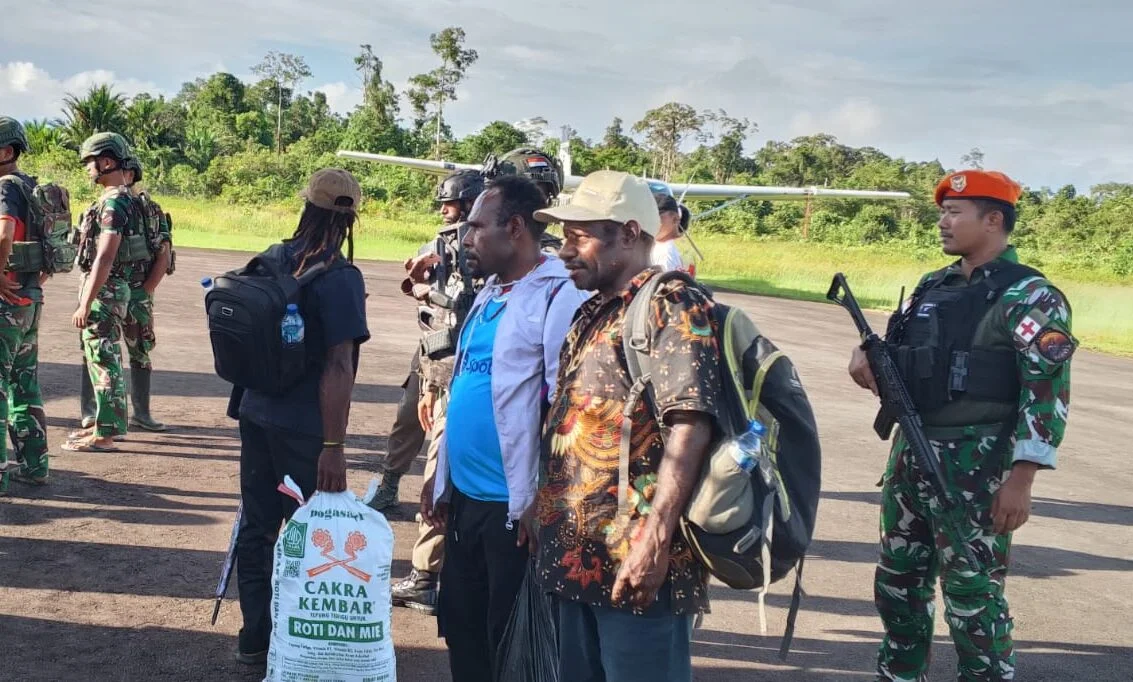 :Bandara Koroway Batu di Boven Digoel dibuka kembali secara bertahap dengan pengawalan ketat TNI-Polri pasca insiden penembakan pilot pesawat perintis."