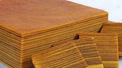 "Selain kue keranjang, ada berbagai hidangan khas Imlek yang wajib tersaji di meja makan. Simak makna filosofis di balik ikan bandeng hingga mi panjang umur."