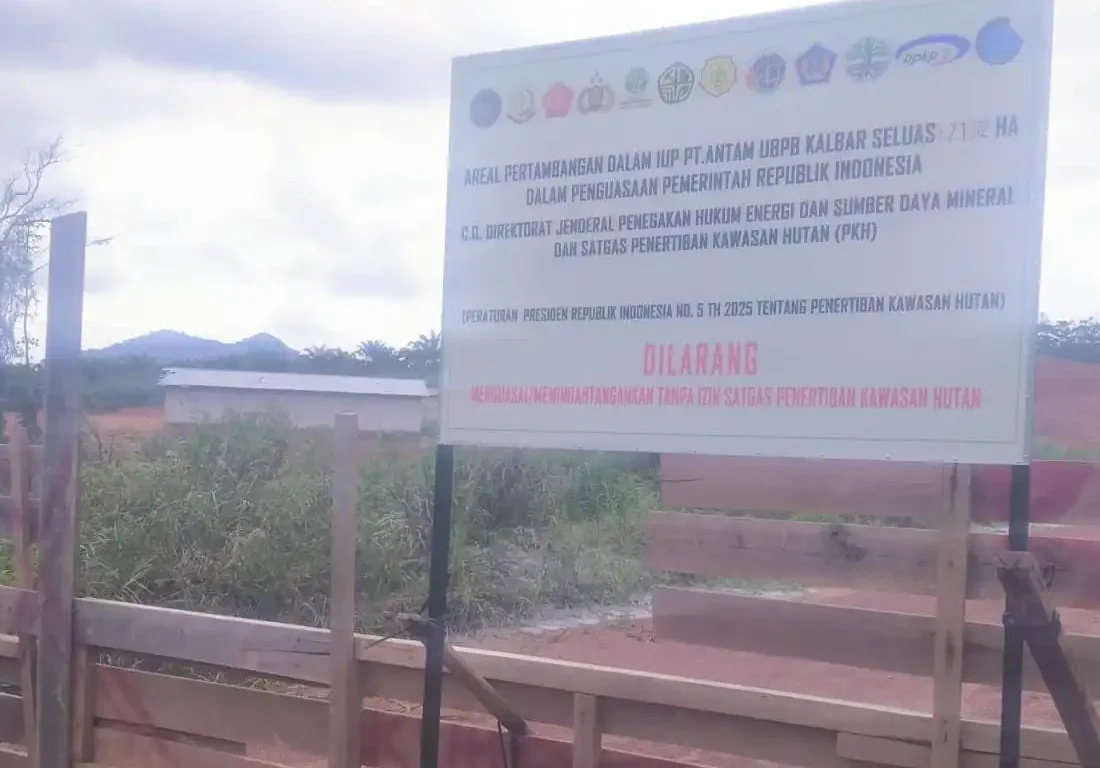 "Ditjen Gakkum ESDM bersama petugas PKH menelusuri aktivitas pertambangan bauksit PT ANTAM yang diduga memasuki wilayah konsesi PT ANTAM. "