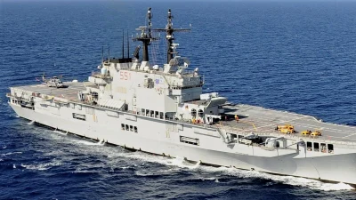"Kapal induk Giuseppe Garibaldi buatan Italia berlayar di perairan lepas, diproyeksikan menjadi kapal induk pertama milik Indonesia."