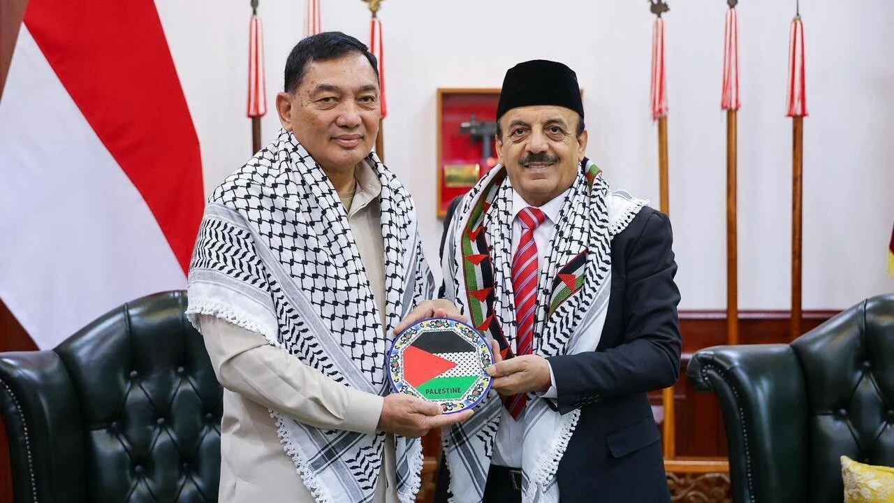 "Pererat Solidaritas, Menhan Sjafrie Sjamsoeddin Bahas Kerja Sama Pendidikan dan Medis dengan Dubes Palestina."