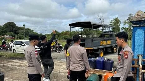 "Personel Sat Reskrim Polres Kapuas Hulu saat mengamankan puluhan jerigen dan tangki modifikasi yang ditemukan tersembunyi di area SPBU Pala Pulau, Rabu (18/2/2026)."