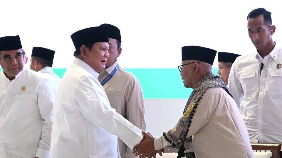 "Presiden Prabowo Subianto bersalaman hangat dengan jajaran pimpinan Majelis Ulama Indonesia (MUI) di Masjid Istiqlal usai acara pengukuhan pengurus masa khidmat 2025-2030."
