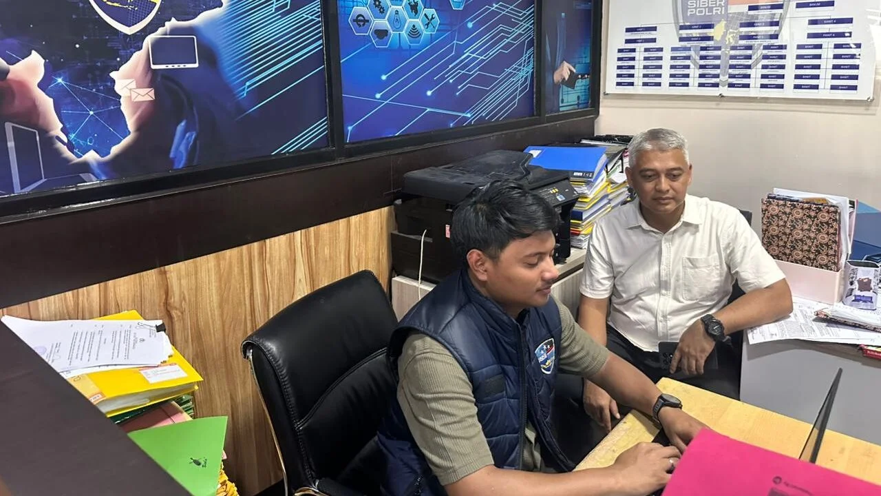 "Personel Satgas Siber Operasi Liong Kapuas 2026 melakukan pemantauan aktivitas media sosial di ruang monitor untuk mencegah penyebaran konten provokatif jelang Imlek dan Ramadan, Senin (16/2/2026)."