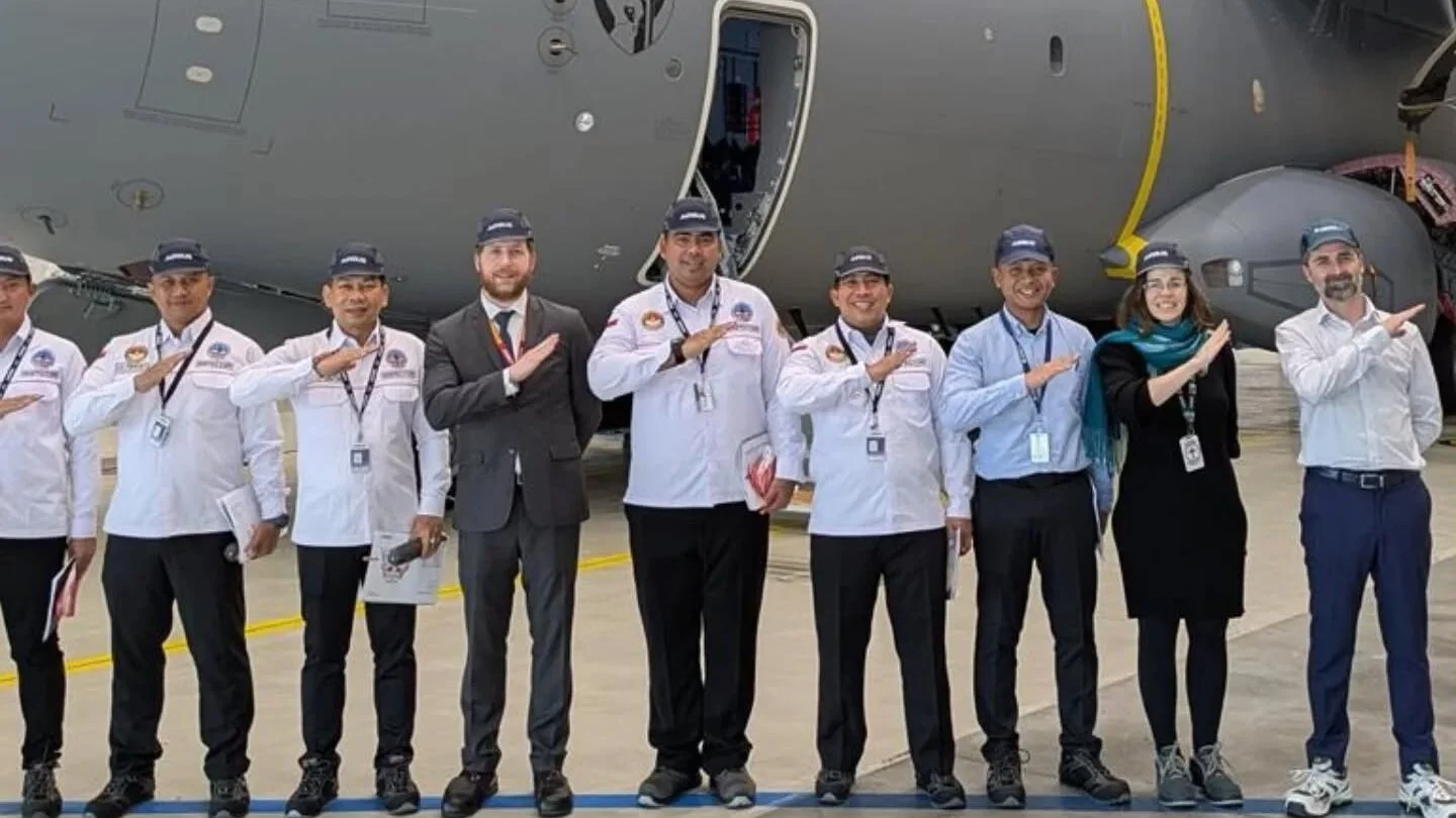 "Tim IDAA Kementerian Pertahanan RI saat kegiatan Inspeksi Kelaikan Udara untuk pesawat A400M MRTT MSN 150 di fasilitas Airbus San Pablo, Seville, Spanyol."