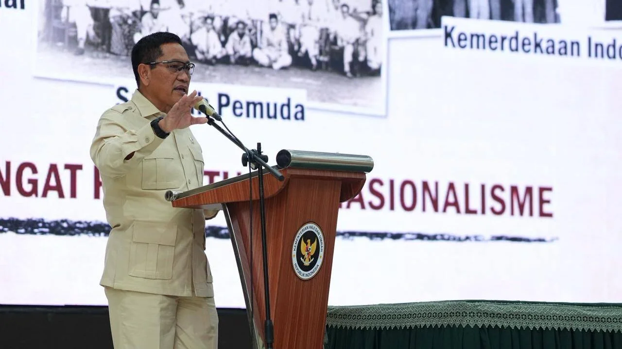 Wakil Menteri Pertahanan Donny Ermawan Taufanto memberikan paparan mengenai pertahanan negara dan wawasan kebangsaan di podium saat acara Ramadan Leadership Camp di Makassar."