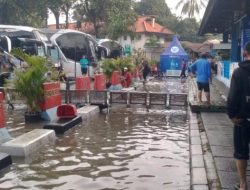 Terminal Kampung Rambutan Tergenang Hingga 50 CM, Jalur Darurat dari Bangku Besi Disiapkan bagi Penumpang