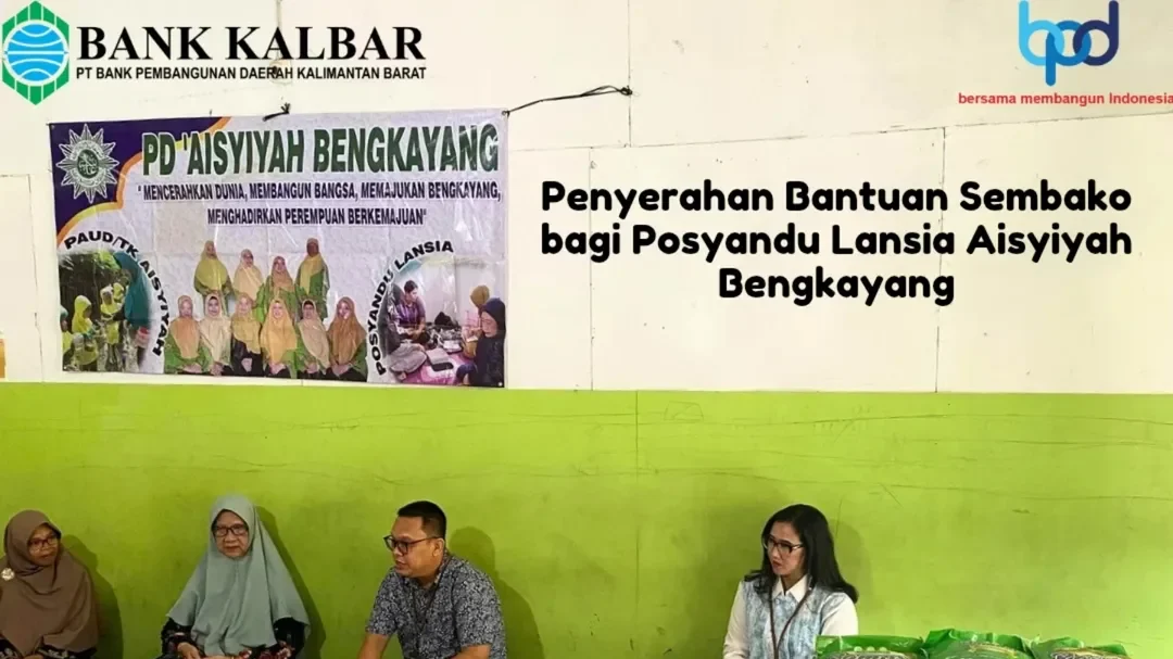 Pemimpin Bank Kalbar Cabang Bengkayang Agus Purnomo menyerahkan bantuan paket sembako secara simbolis kepada anggota Posyandu Lansia Aisyiyah Bengkayang. (Dok. HO/Faktanasional.net)