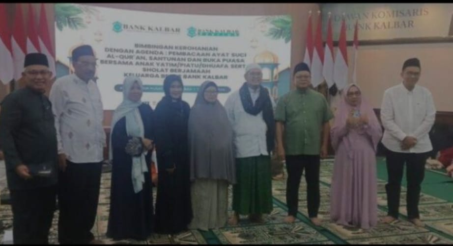 Jajaran Direksi Bank Kalbar foto bersama dengan pensiunan, pegawai, dan anak-anak yatim dalam acara buka puasa bersama di Kantor Pusat Bank Kalbar, Jalan Rahadi Usman, Pontianak. (Dok. HO/Faktakalbar.id)