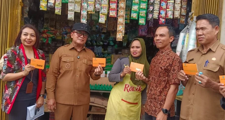 Penyerahan bantuan perbaikan fisik tempat usaha oleh Bank Kalbar kepada pemilik Toko Buah Barokah di Desa Kuala Dua Kubu Raya. (Dok. HO/Faktanasional.net)