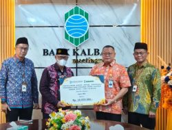 Dukung Kesejahteraan Masyarakat, Bank Kalbar Salurkan Dana ZIS ke Lazismu dan Pondok Pesantren